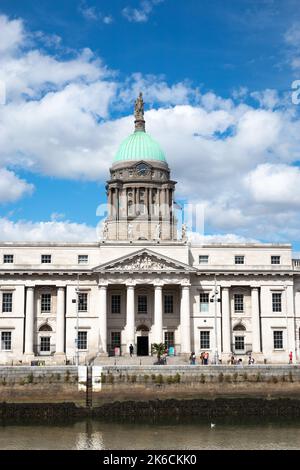Custom House sur le quai à Dublin Irlande. Le bâtiment néoclassique Custom House a été conçu par l'architecte anglais James Gandon Banque D'Images