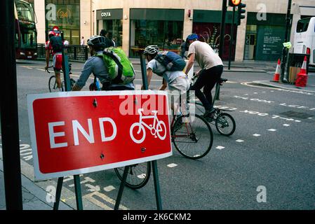 Panneau de fin de vélo. Panneau indiquant la fin de la piste cyclable du Royaume-Uni avec les cyclistes à côté. Banque D'Images