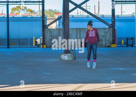 LA NOUVELLE-ORLÉANS, LA, États-Unis - 26 DÉCEMBRE 2020 : une femme afro-américaine patinait à roulettes dans l'abri de Crescent Park Banque D'Images