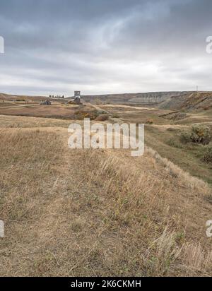 Bâtiments abandonnés et chemin de fer dans la ville fantôme de Sharples, en Alberta Banque D'Images