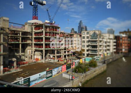 Site de construction de One Millennium Bridge un nouveau développement d'espace de travail durable au bord de la rivière Thames Londres. Banque D'Images