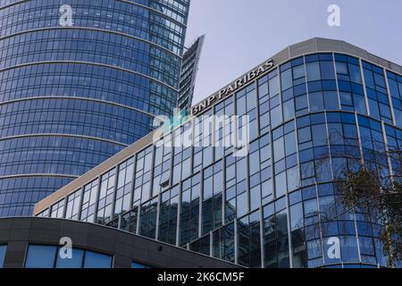 Bureau de banque BNP Paribas situé au 31, rue Wronia à Varsovie, capitale de la Pologne Banque D'Images