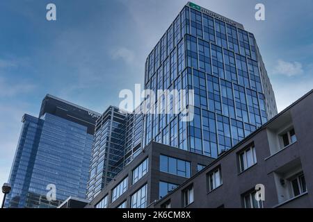 Immeubles de bureaux modernes à Varsovie, capitale de la Pologne, UNITÉ de Varsovie sur le côté gauche Banque D'Images