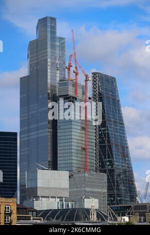 Une vue verticale téléobjectif des gratte-ciel de construction dans le quartier financier de Londres montrant des grues fixes. Leadenhall Building in shot. Banque D'Images