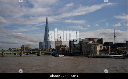 Vue panoramique sur la ville de Londres, en journée, en direction du pont Shard et Southwark et de la rive sud. Banque D'Images