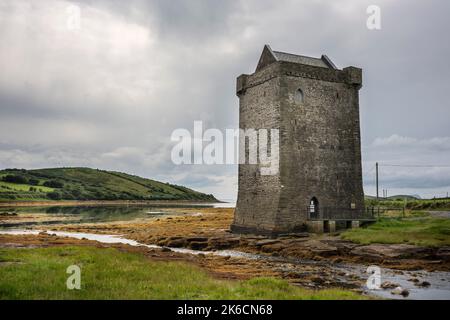 Wilford, Newport co Mayo, Irlande, 07-24-2019. Le château de Rockfleet, ou château de Carrickahowley, est une tour construite au milieu du XVe siècle. Banque D'Images