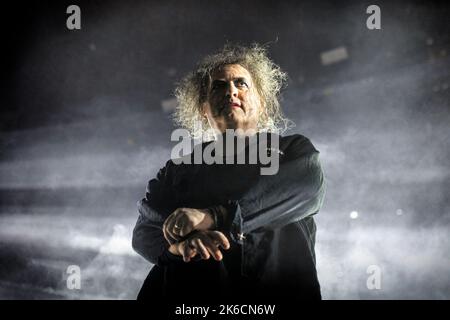 Oslo, Norvège. 12th octobre 2022. Le groupe de rock anglais The Cure joue un concert à Oslo Spektrum à Oslo. Ici, le chanteur, auteur-compositeur et musicien Robert Smith est vu en direct sur scène. (Crédit photo : Gonzales photo/Alamy Live News Banque D'Images