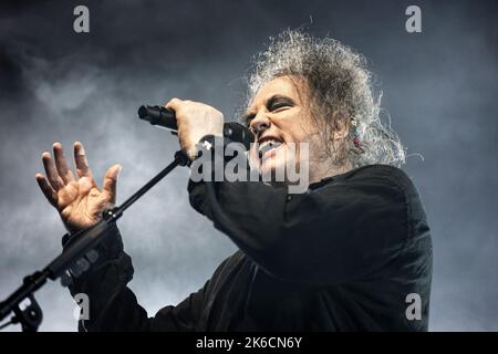 Oslo, Norvège. 12th octobre 2022. Le groupe de rock anglais The Cure joue un concert à Oslo Spektrum à Oslo. Ici, le chanteur, auteur-compositeur et musicien Robert Smith est vu en direct sur scène. (Crédit photo : Gonzales photo/Alamy Live News Banque D'Images