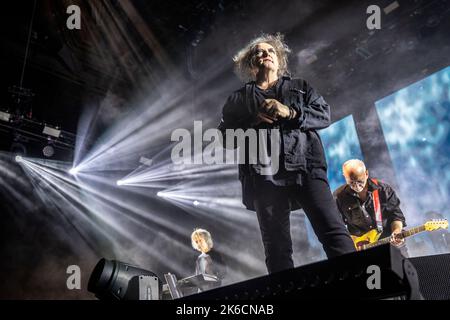 Oslo, Norvège. 12th octobre 2022. Le groupe de rock anglais The Cure joue un concert à Oslo Spektrum à Oslo. Ici, le chanteur, auteur-compositeur et musicien Robert Smith est vu en direct sur scène. (Crédit photo : Gonzales photo/Alamy Live News Banque D'Images