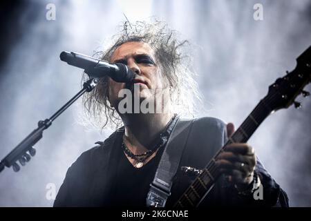 Oslo, Norvège. 12th octobre 2022. Le groupe de rock anglais The Cure joue un concert à Oslo Spektrum à Oslo. Ici, le chanteur, auteur-compositeur et musicien Robert Smith est vu en direct sur scène. (Crédit photo : Gonzales photo/Alamy Live News Banque D'Images