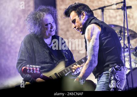 Oslo, Norvège. 12th octobre 2022. Le groupe de rock anglais The Cure joue un concert à Oslo Spektrum à Oslo. Ici, le chanteur, auteur-compositeur et musicien Robert Smith est vu en direct sur scène avec le bassiste Simon Gallup. (Crédit photo : Gonzales photo/Alamy Live News Banque D'Images