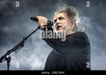 Oslo, Norvège. 12th octobre 2022. Le groupe de rock anglais The Cure joue un concert à Oslo Spektrum à Oslo. Ici, le chanteur, auteur-compositeur et musicien Robert Smith est vu en direct sur scène. (Crédit photo : Gonzales photo/Alamy Live News Banque D'Images