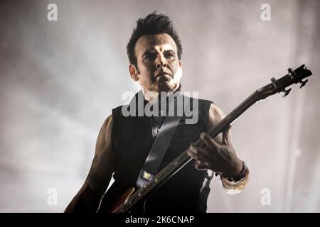 Oslo, Norvège. 12th octobre 2022. Le groupe de rock anglais The Cure joue un concert à Oslo Spektrum à Oslo. Le bassiste Simon Gallup est vu en direct sur scène. (Crédit photo : Gonzales photo/Alamy Live News Banque D'Images