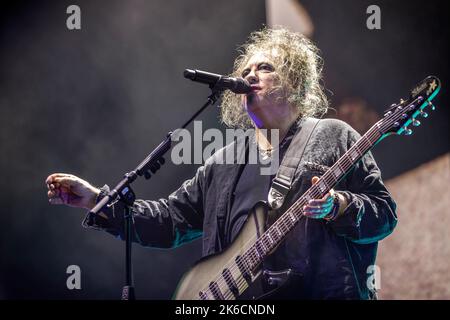 Oslo, Norvège. 12th octobre 2022. Le groupe de rock anglais The Cure joue un concert à Oslo Spektrum à Oslo. Ici, le chanteur, auteur-compositeur et musicien Robert Smith est vu en direct sur scène. (Crédit photo : Gonzales photo/Alamy Live News Banque D'Images