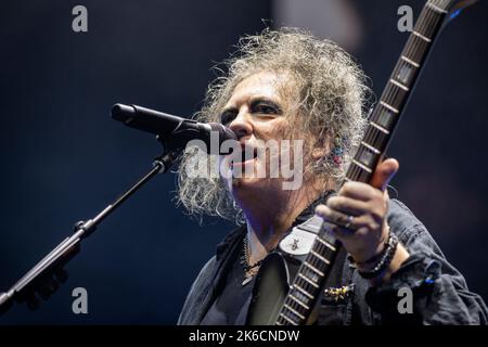 Oslo, Norvège. 12th octobre 2022. Le groupe de rock anglais The Cure joue un concert à Oslo Spektrum à Oslo. Ici, le chanteur, auteur-compositeur et musicien Robert Smith est vu en direct sur scène. (Crédit photo : Gonzales photo/Alamy Live News Banque D'Images