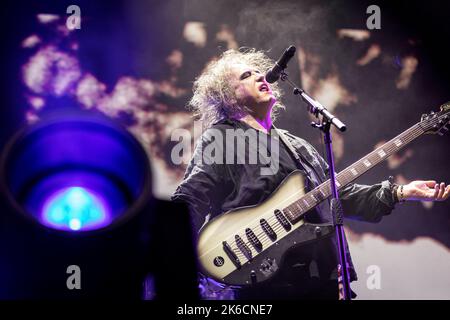 Oslo, Norvège. 12th octobre 2022. Le groupe de rock anglais The Cure joue un concert à Oslo Spektrum à Oslo. Ici, le chanteur, auteur-compositeur et musicien Robert Smith est vu en direct sur scène. (Crédit photo : Gonzales photo/Alamy Live News Banque D'Images