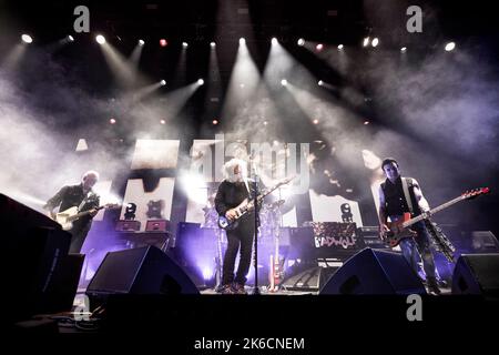 Oslo, Norvège. 12th octobre 2022. Le groupe de rock anglais The Cure joue un concert à Oslo Spektrum à Oslo. Ici, le chanteur, auteur-compositeur et musicien Robert Smith est vu en direct sur scène. (Crédit photo : Gonzales photo/Alamy Live News Banque D'Images