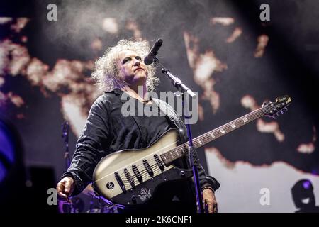 Oslo, Norvège. 12th octobre 2022. Le groupe de rock anglais The Cure joue un concert à Oslo Spektrum à Oslo. Ici, le chanteur, auteur-compositeur et musicien Robert Smith est vu en direct sur scène. (Crédit photo : Gonzales photo/Alamy Live News Banque D'Images