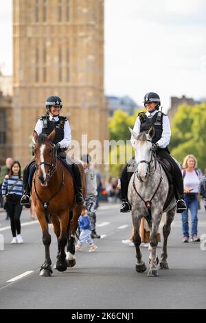 Deux femmes de police montées traversent le pont de Westminster patrouillent le premier jour de la Reine Elizabeth 2nd, dans l'État. Londres, Royaume-Uni Banque D'Images