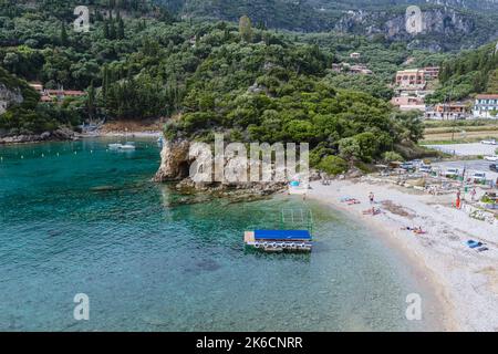 Plage d'Agios Petros dans la baie d'Ampelaki à Palaiokastritsa célèbre station balnéaire sur l'île grecque de Corfou Banque D'Images