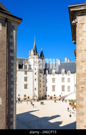 La tour de la Couronne d'Or et la cour du Château des ducs de Bretagne (Château des Ducs de Bretagne) à Nantes, France. Banque D'Images