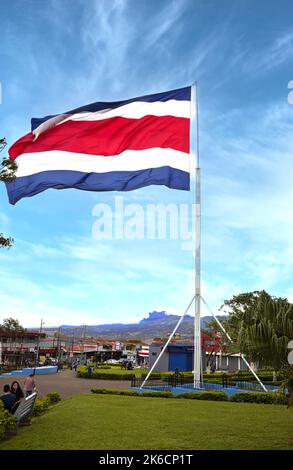 Drapeau costaricain agitant dans le vent Banque D'Images