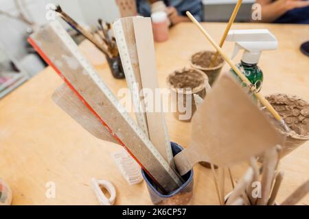 Règles et outils sur la table dans le studio de poterie, image de stock Banque D'Images