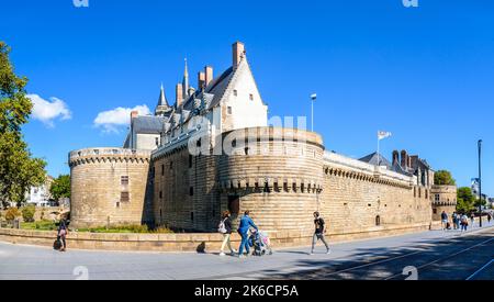 Vue panoramique sur le Château des Ducs de Bretagne (Château des Ducs de Bretagne) à Nantes, France, avec ses remparts et ses tours. Banque D'Images