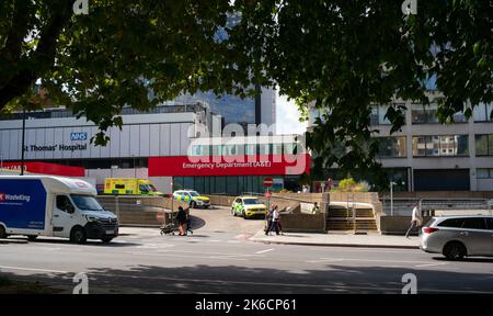 St Thomas Hospital Londres UK GV d'entrée à A&E (accident et urgence) vu de la route de la place Lambeth. Banque D'Images