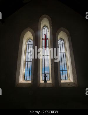 Inishbiggle, comté de Mayo, Irlande, 07-14-2019. Fenêtres de l'Église de la Sainte Trinité. L'église est mal entretenue et n'est pas utilisée actuellement. Banque D'Images