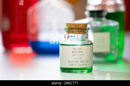 Bouteille de médecine ancienne avec un liquide vert et le texte morphine Banque D'Images