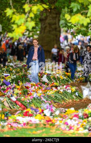 Les membres du public se réunissent à Green Park Londres Royaume-Uni pour déposer des fleurs et se promener parmi les hommages rendus à feu la reine Elizabeth la seconde. Banque D'Images