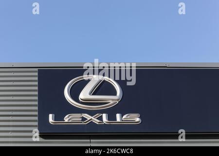 Aarhus, Danemark - 13 février 2016 : logo Lexus sur un mur. Lexus est la division véhicules de luxe du constructeur automobile japonais Toyota Banque D'Images