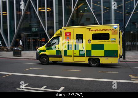 Un véhicule London Ambulance Trust parcourt la rue Victoria London UK sur le chemin d'un appel d'urgence avec des feux bleus clignotants. Banque D'Images