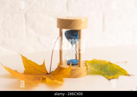 sablez les tours dans un sablier comme symbole de l'été qui passe et du début de l'automne. Banque D'Images