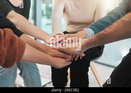 Vous n'êtes pas seul. Les personnes qui ont les mains empilées pendant une séance de thérapie de groupe. Banque D'Images