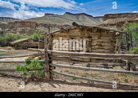 Abri historique, construit par Henry « Hank » Stewart, 1920s ans, à l'ancien passage en ferry, Sand Wash Boat Ramp, Green River dans le canyon de Desolation, Utah, États-Unis Banque D'Images