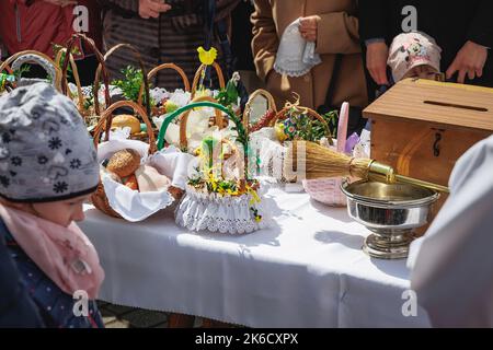 Bénédiction traditionnelle des paniers de Pâques appelés Swieconka dans l'église de Varsovie, capitale de la Pologne Banque D'Images