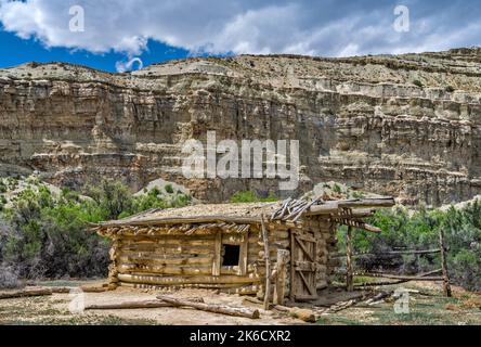 Abri historique, construit par Henry « Hank » Stewart, 1920s ans, à l'ancien passage en ferry, Sand Wash Boat Ramp, West Tavaputs plateau falaises, Green River In Banque D'Images