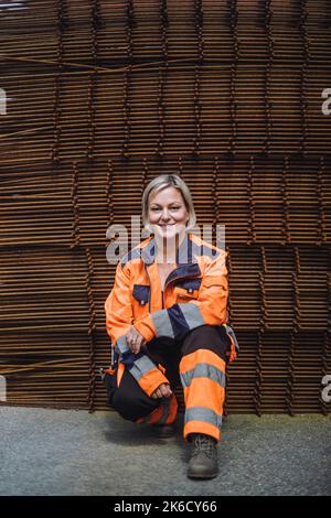 Portrait complet d'une femme souriante travaillant sur le chantier Banque D'Images