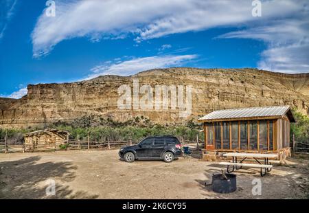 Cabine avec moustiquaire au terrain de camping Sand Wash, abri historique, à l'ancien passage en ferry, Sand Wash Boat Ramp, Green River à Desolation Canyon, Utah, États-Unis Banque D'Images