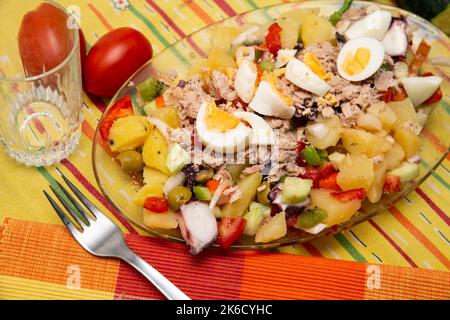 salade d'été fraîche avec pommes de terre, thon, pieuvre, œuf et légumes assaisonnés d'huile d'olive Banque D'Images