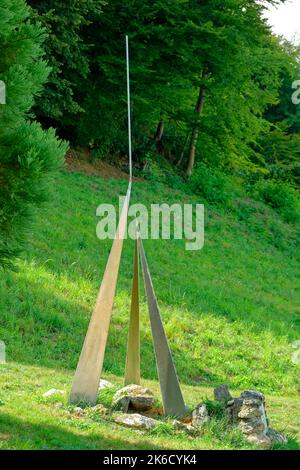 Monument à Bagnères de Bigorre, France célébrant la découverte de la particule subatomique Hyperon par l'équipe de l'Université de Manchester de Patrick Blackett. Banque D'Images