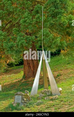 Monument à Bagnères de Bigorre, France célébrant la découverte de la particule subatomique Hyperon par l'équipe de l'Université de Manchester de Patrick Blackett. Banque D'Images