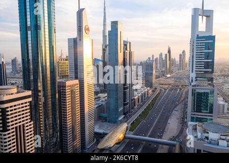 Vue panoramique sur le centre-ville et Sheikh Zayed Road en direction de Burj Kalifa, Dubaï, Émirats arabes Unis Banque D'Images