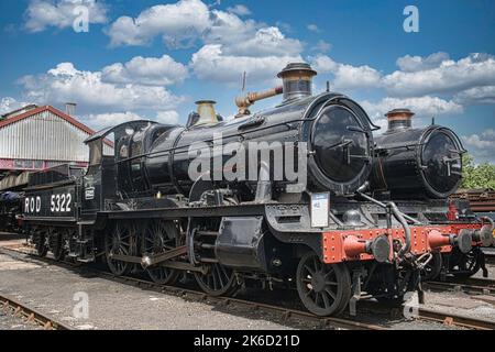 Locomotive à vapeur No.5322 (à gauche) et (à droite) No.4079 'Château de Pendennis' au Didcot Railway Centre, Didcot, Oxfordshire Banque D'Images