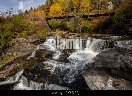 Tanners Falls dans le Poconos près de Honesdale, PA, lors d'une brillante journée d'automne, qui comprend plusieurs cascades et un pont historique Banque D'Images
