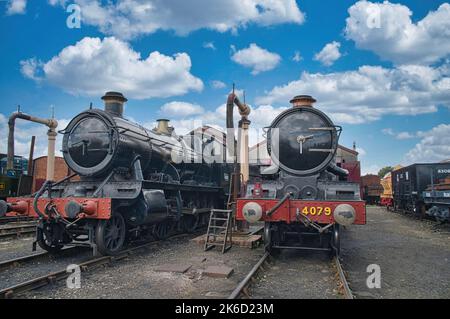 Locomotive à vapeur No.5322 (à gauche) et (à droite) No.4079 'Château de Pendennis' au Didcot Railway Centre, Didcot, Oxfordshire Banque D'Images