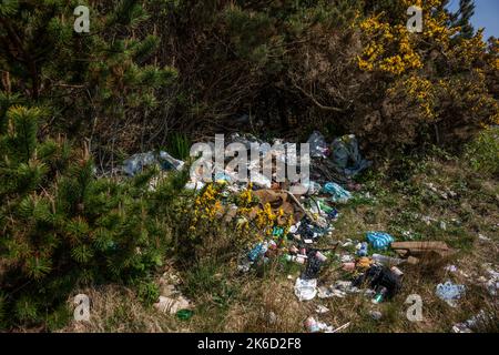 Les déchets ont été illégalement déversés sur le bord de Bangor Eris Bog dans le comté de Mayo, en Irlande. Banque D'Images