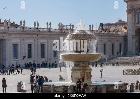 Cité du Vatican, Vatican - 10 février 2013 : Fontaine de la place Saint-Pierre, avec les touristes. Banque D'Images